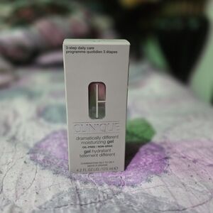 Clinique Dramatically Different Gel - White and Silver